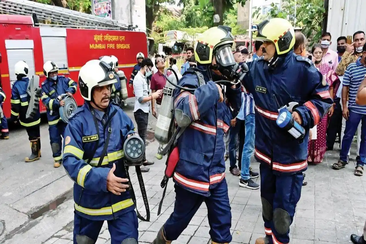 Emergency teams including locals, school staff, and fire brigade personnel rushed to rescue the trapped students
