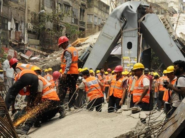Falling racks kill 9 workers at warehouse - Kolkata
