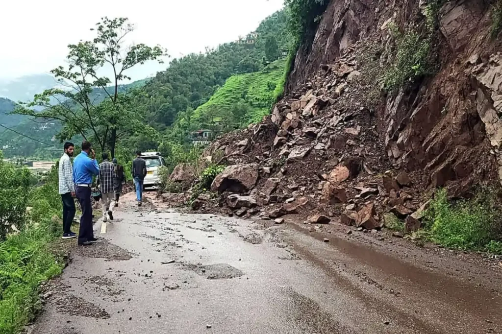 अरुणाचल प्रदेश ईटानगर में बादल फटने से भूस्खलन, बाढ़ जैसे हालात